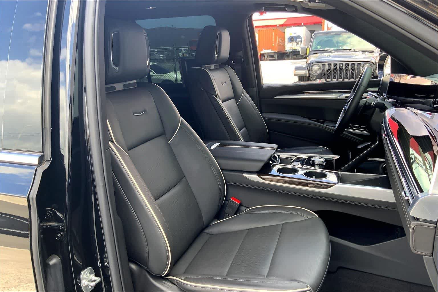 Used 2025 Cadillac Escalade Premium Luxury AWD/4WD image 13
