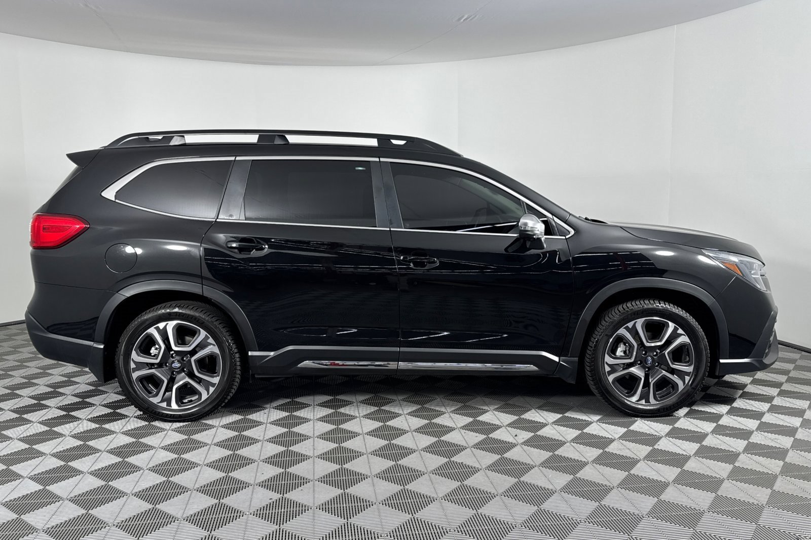 Used 2023 Subaru Ascent Limited w/ Technology Package image 3