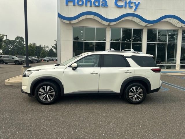 Used 2023 Nissan Pathfinder SL w/ Black Appearance Package AWD/4WD image 5
