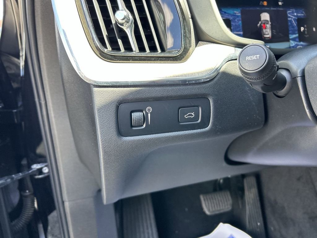 Certified 2022 Volvo XC60 B5 Inscription w/ Advanced Package AWD/4WD image 17