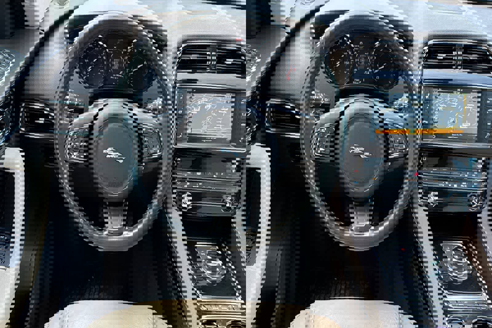 Used 2017 Jaguar F-PACE Prestige image 14