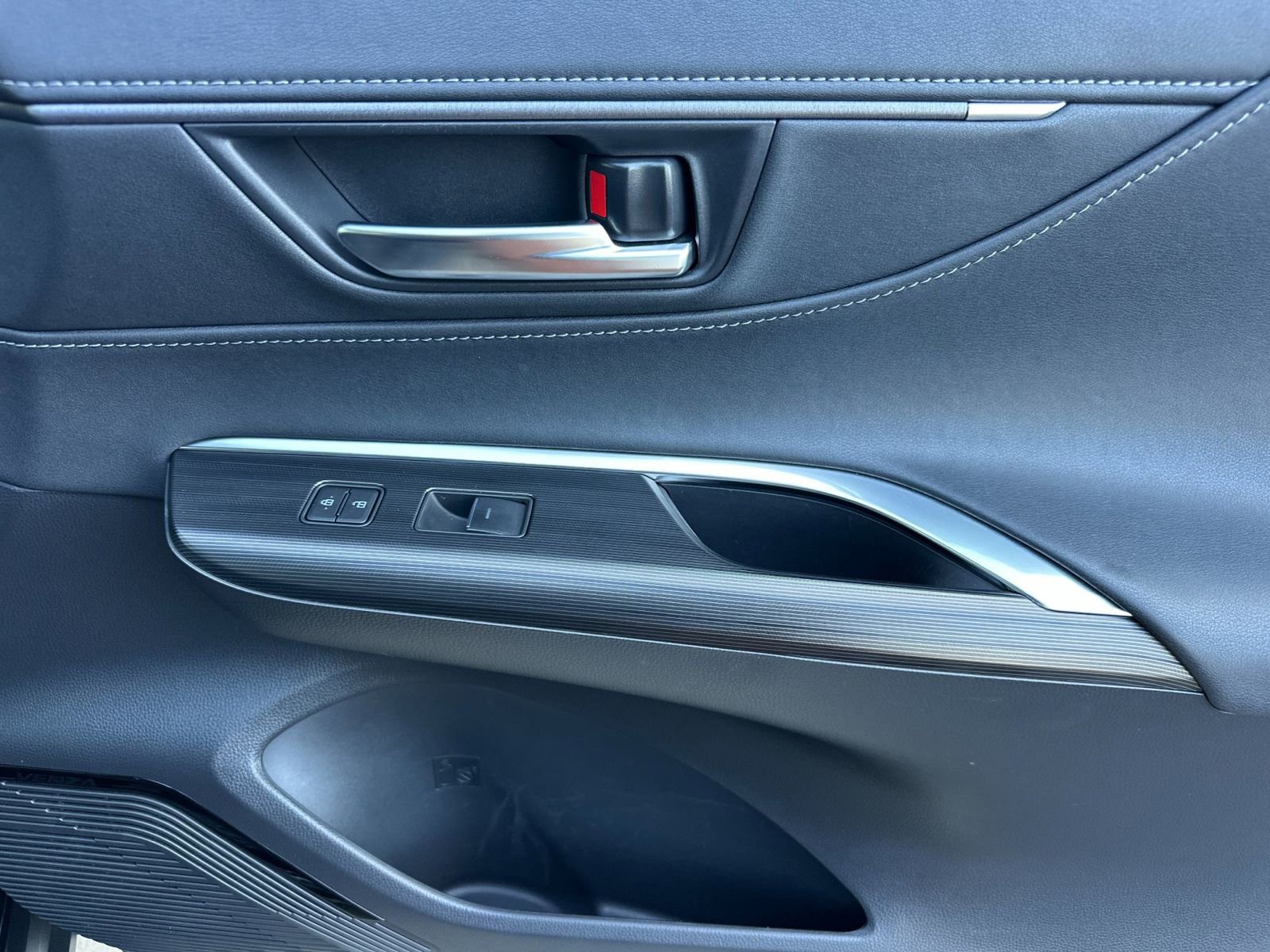 Used 2024 Toyota Venza XLE AWD/4WD image 18