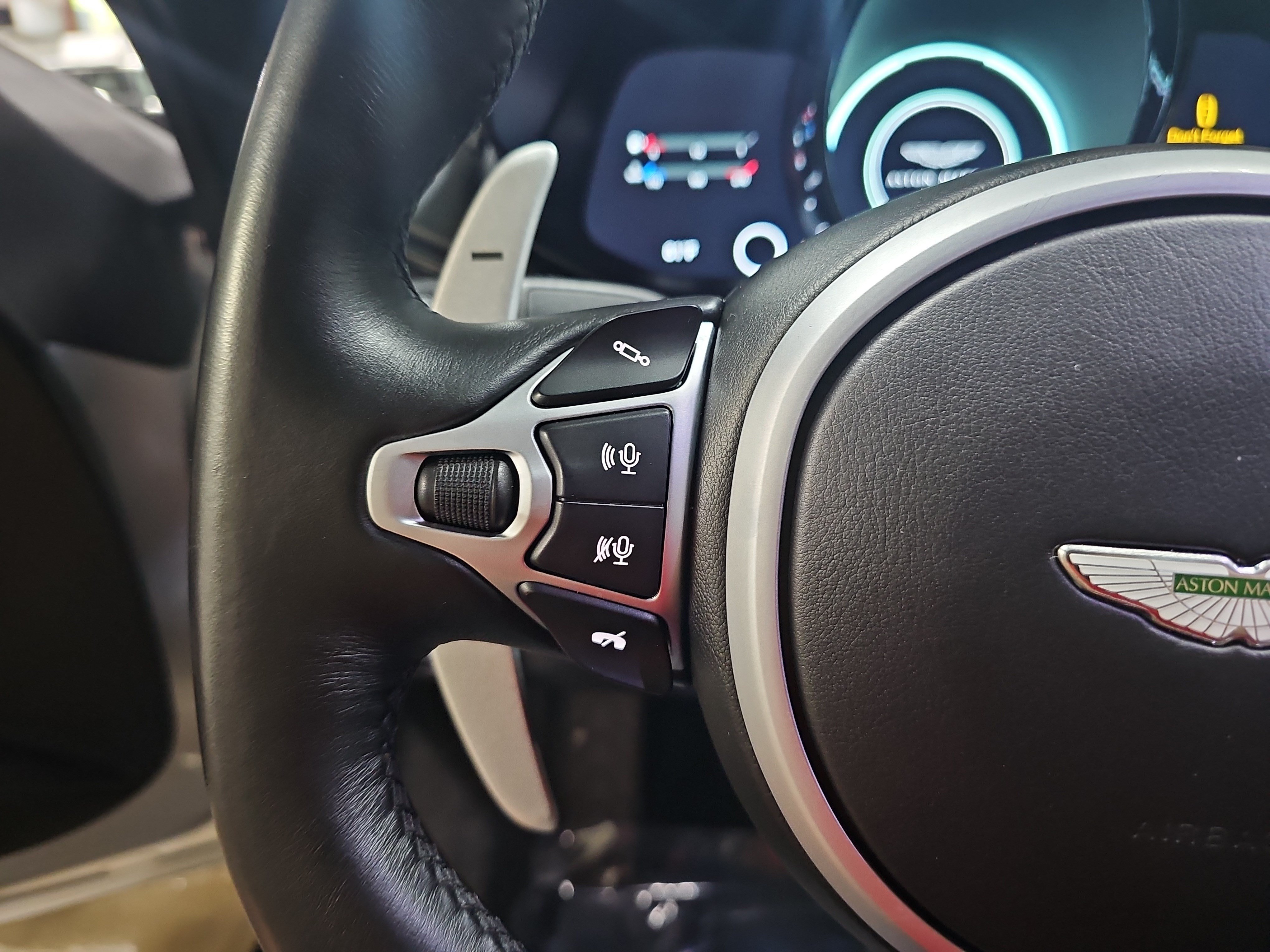 Used 2019 Aston Martin V8 Vantage Coupe RWD image 14
