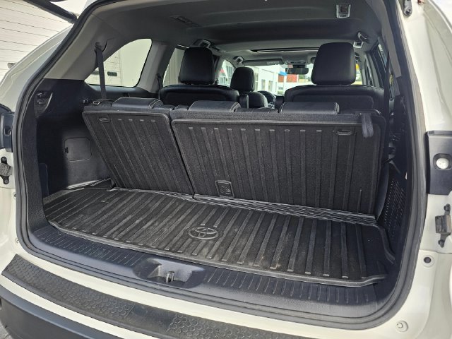 Used 2017 Toyota Highlander SE AWD/4WD image 16