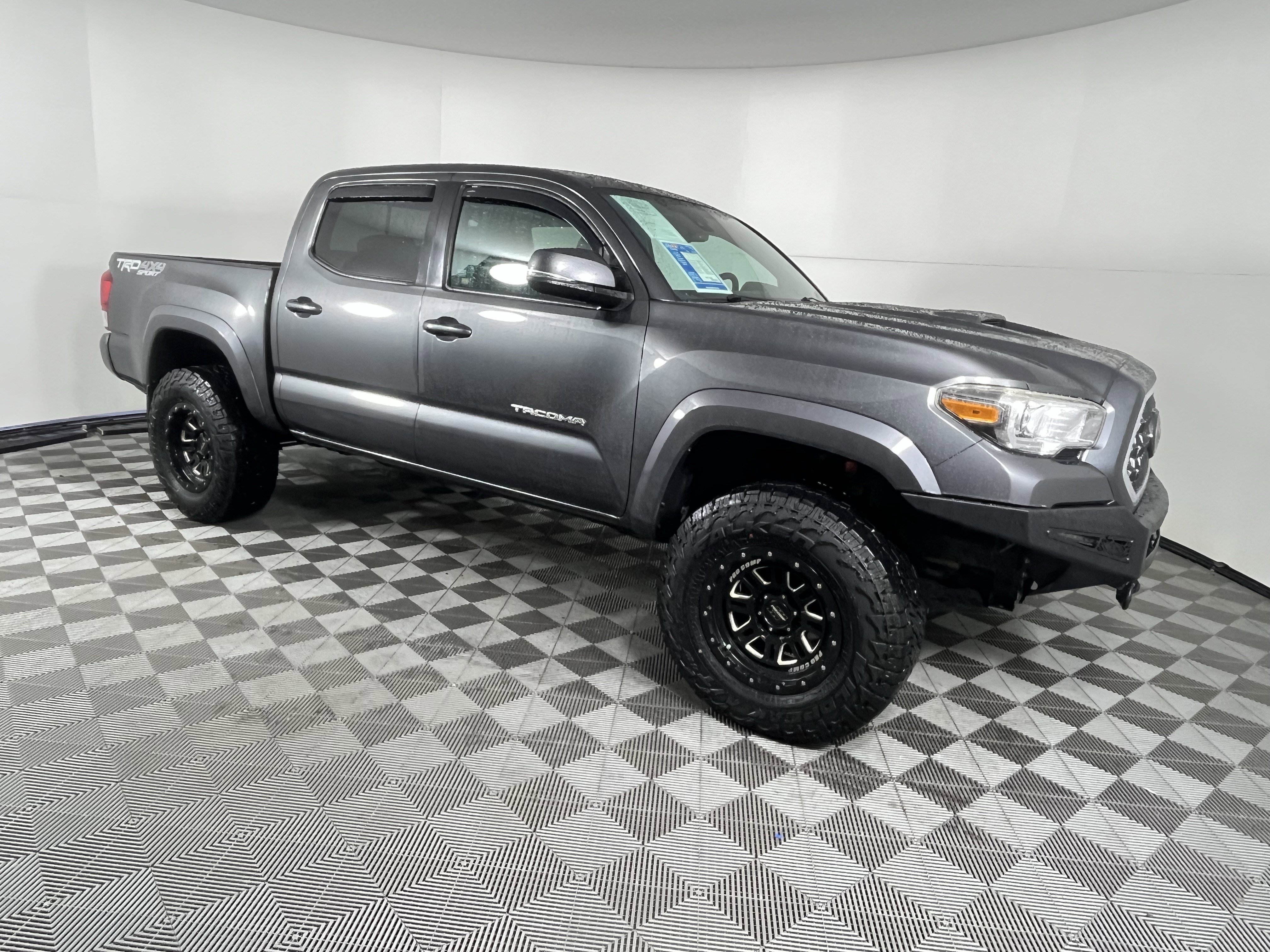 Used 2018 Toyota Tacoma TRD Sport w/ Technology Package image 7