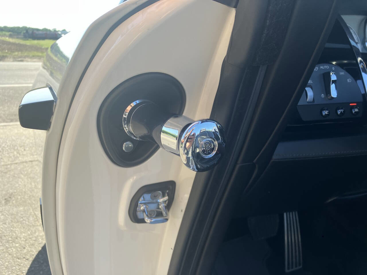 Used 2018 Rolls-Royce Dawn RWD image 30