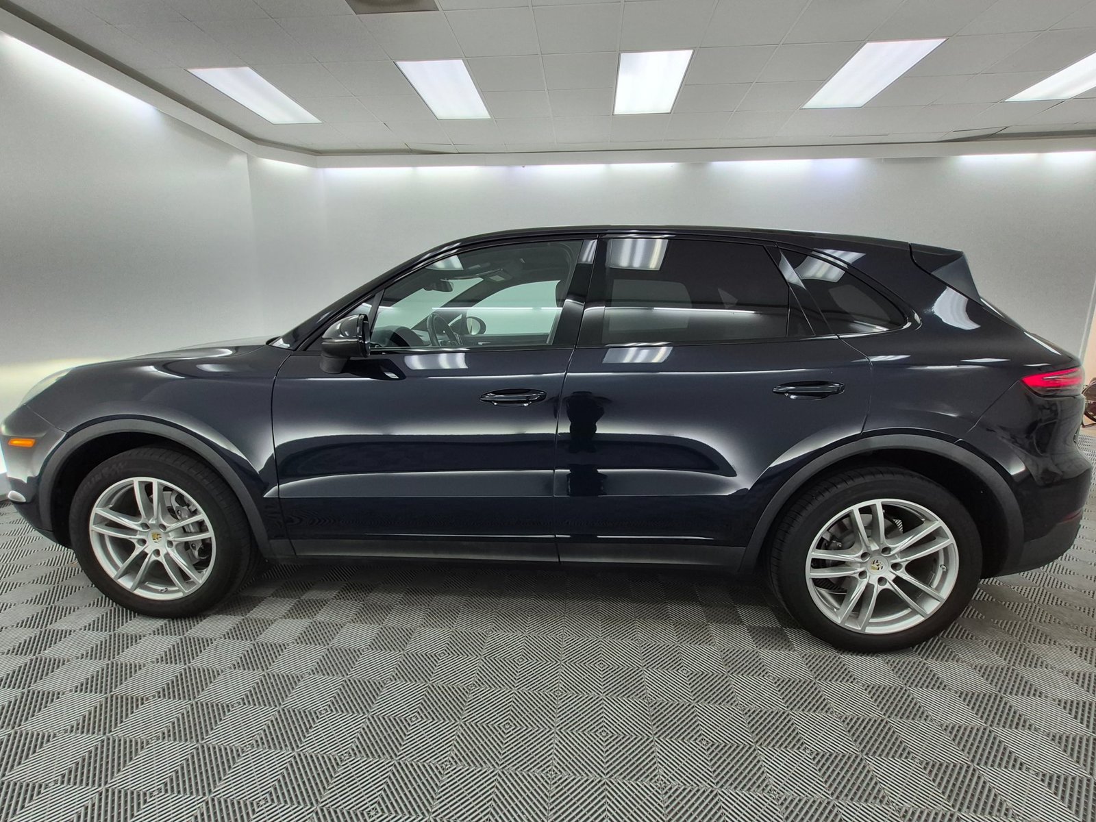 Used 2019 Porsche Cayenne AWD/4WD image 2