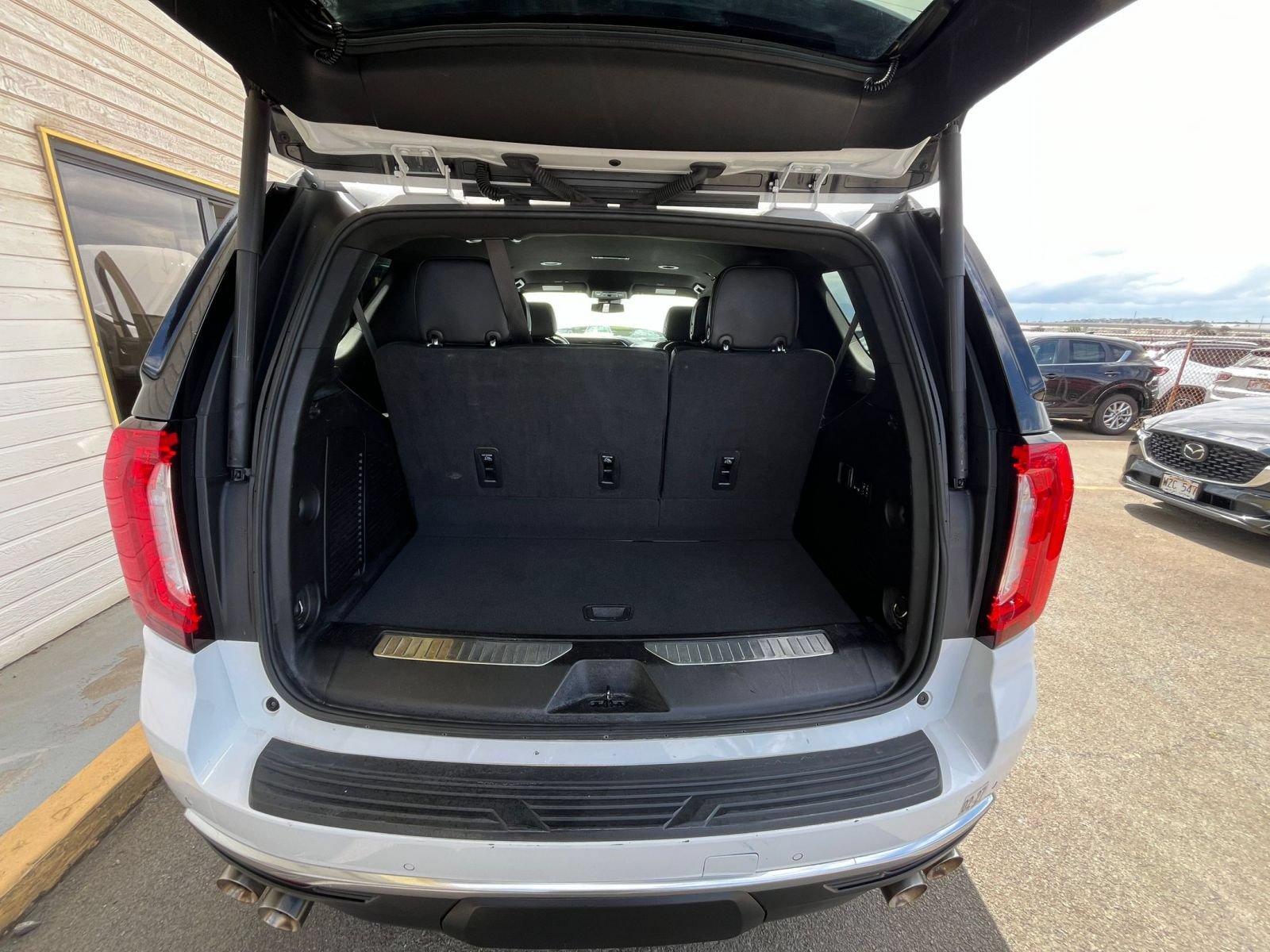 Used 2023 GMC Yukon Denali AWD/4WD image 32
