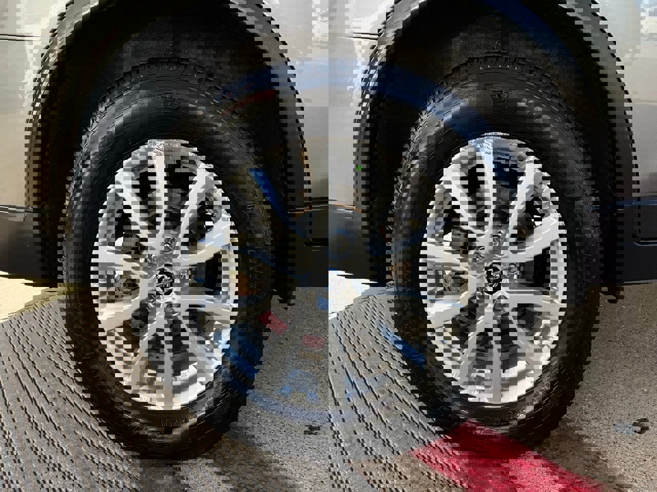 Used 2018 Nissan Rogue SV image 9