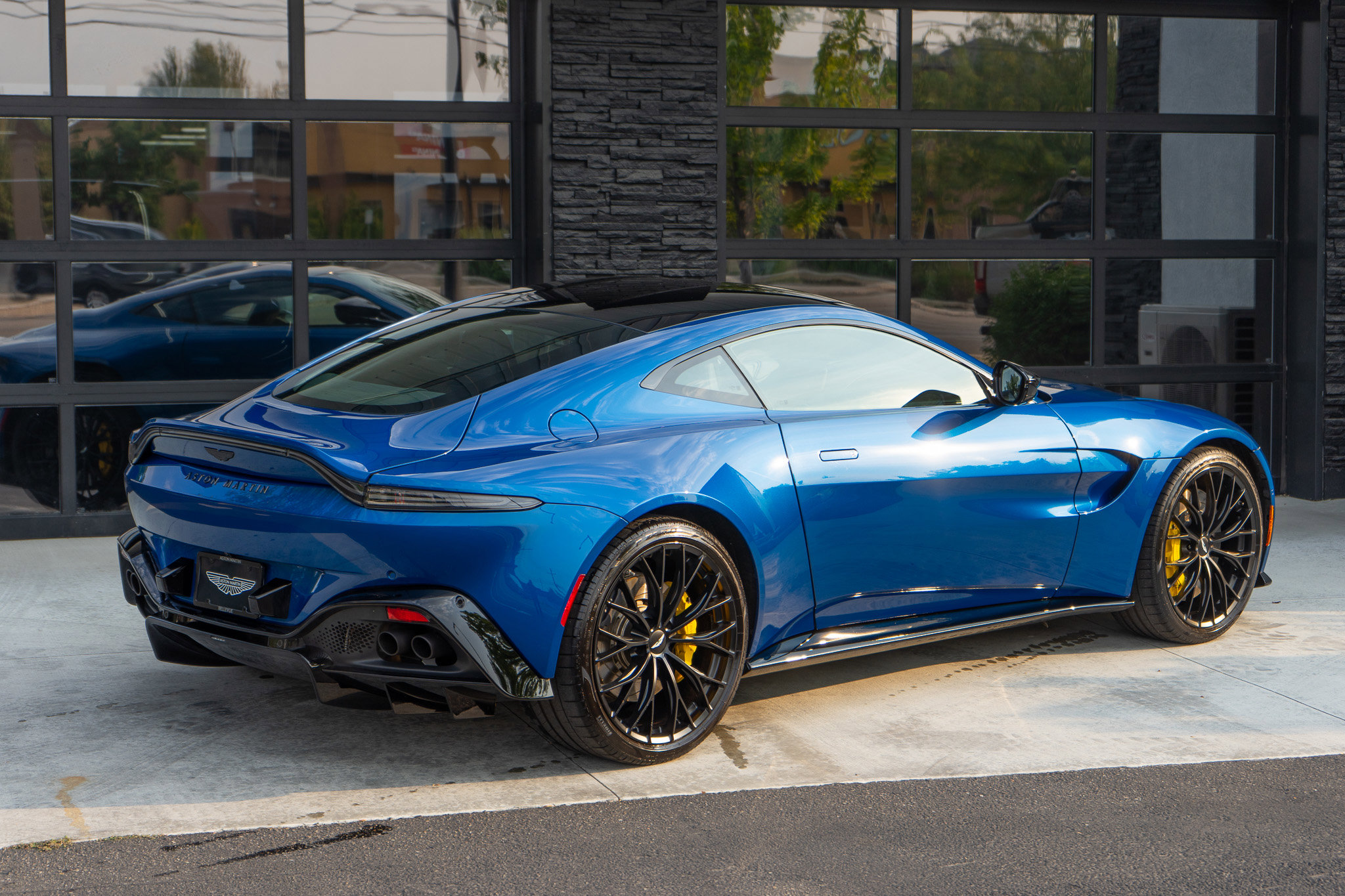 Used 2022 Aston Martin V8 Vantage Coupe image 9