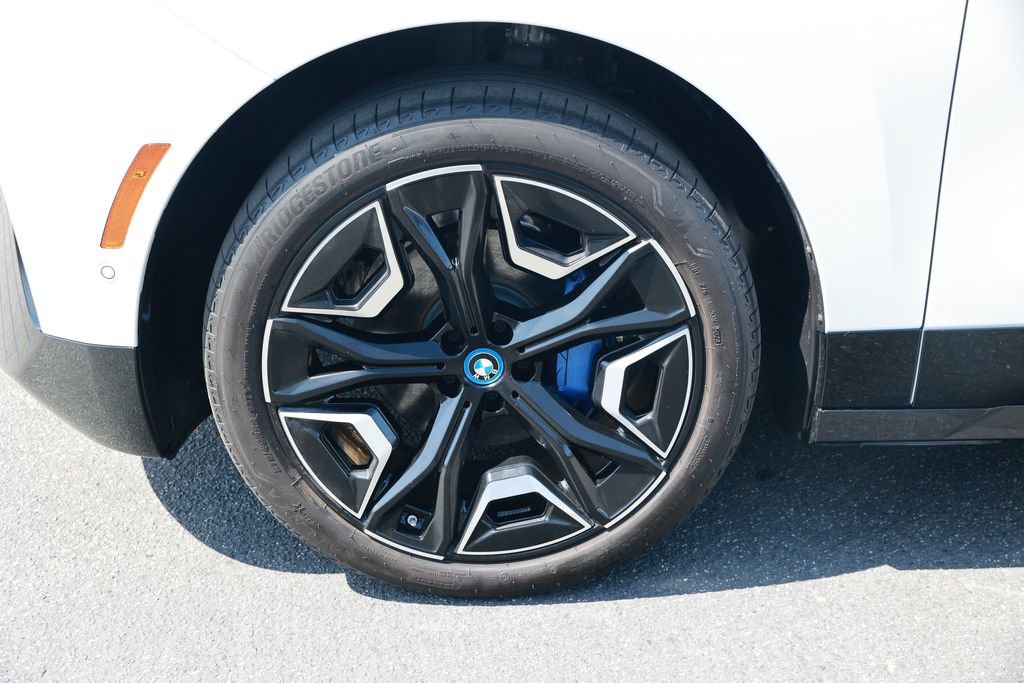 Used 2025 BMW iX xDrive50 AWD/4WD image 12