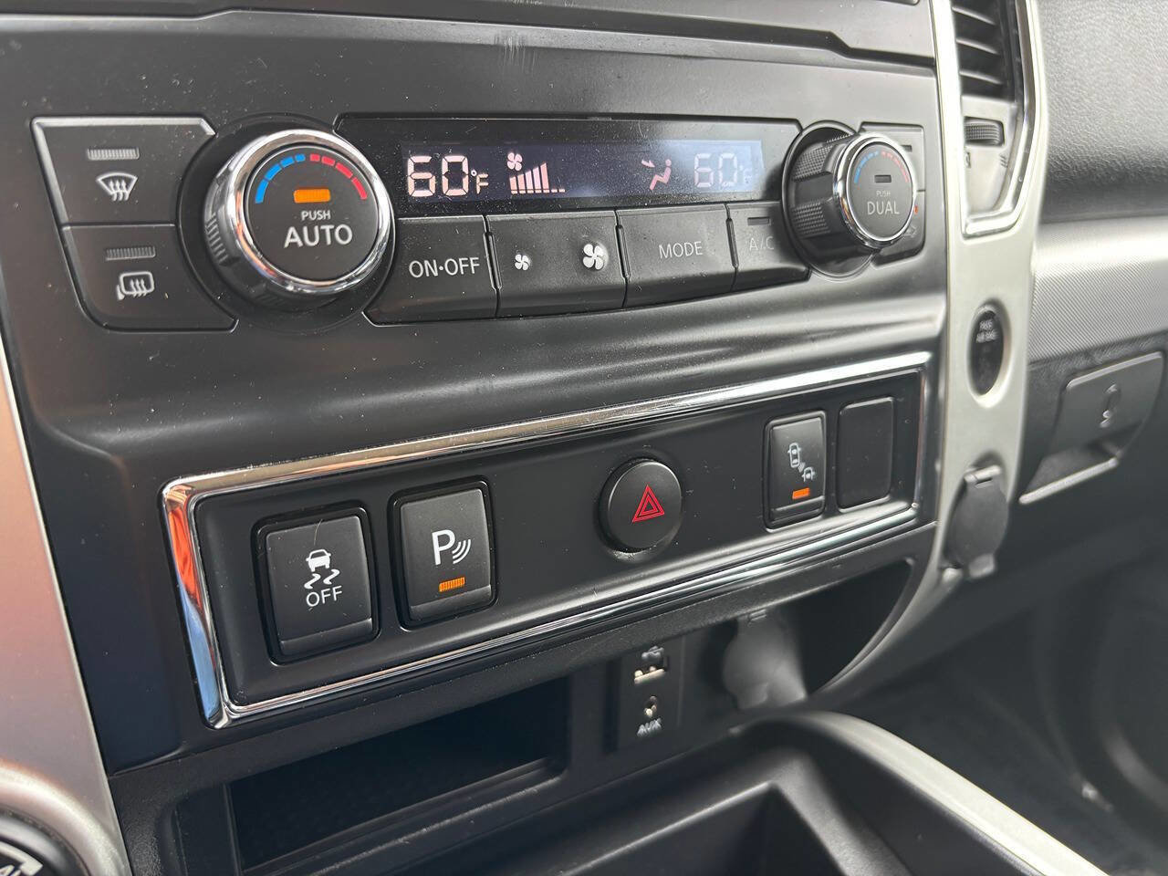 Used 2018 Nissan Titan PRO-4X AWD/4WD image 46