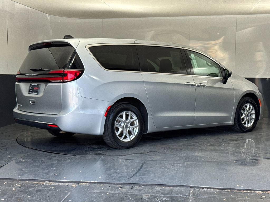 Used 2023 Chrysler Pacifica Touring-L image 3