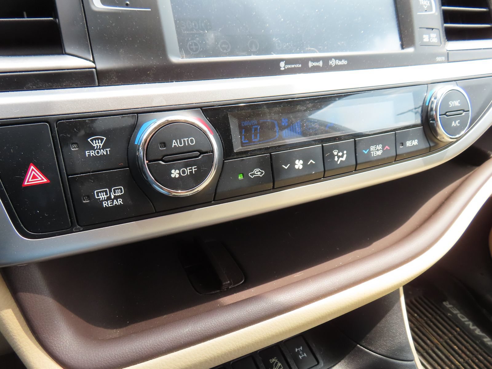 Used 2018 Toyota Highlander XLE w/ Carpet Mat Package (TMS) AWD/4WD image 24