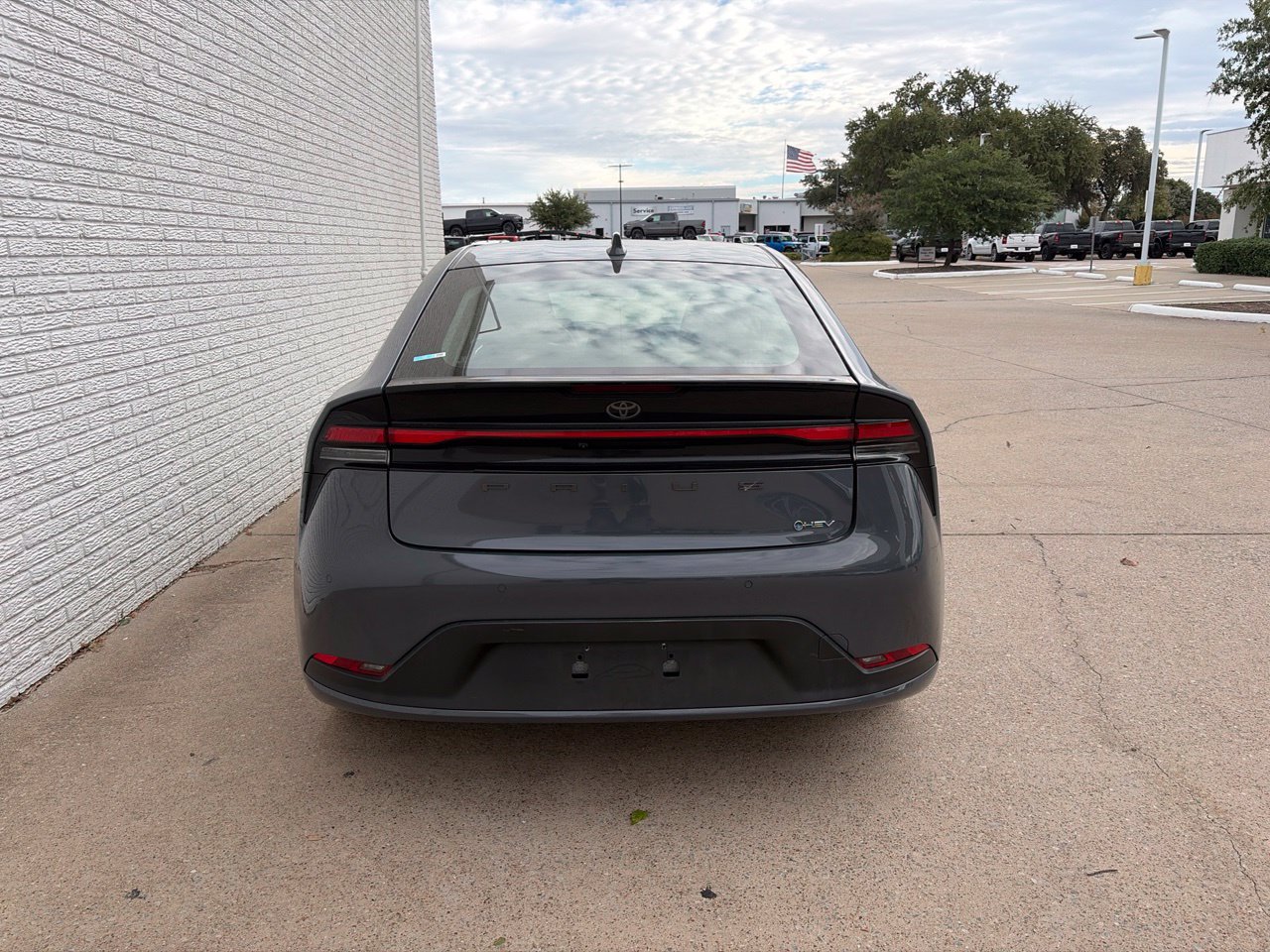 Used 2023 Toyota Prius LE FWD image 4