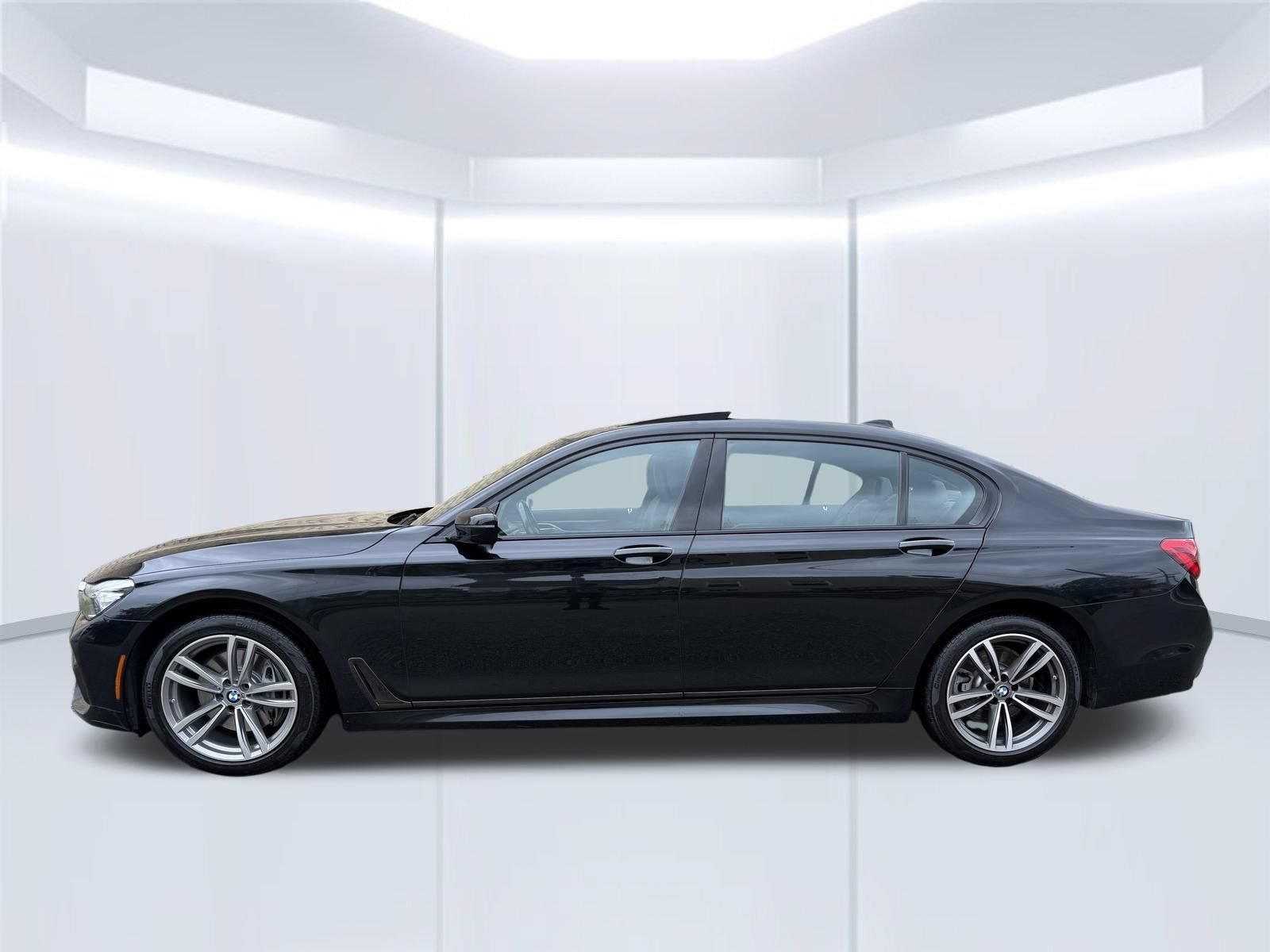 Used 2019 BMW 740i xDrive w/ M Sport Package AWD/4WD image 8