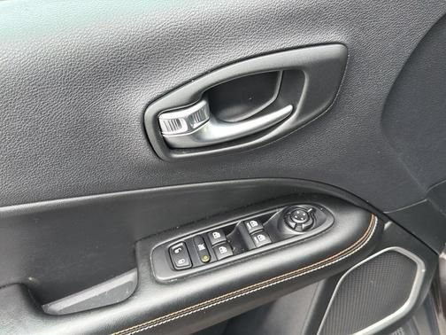 Used 2020 Jeep Compass Latitude AWD/4WD image 14