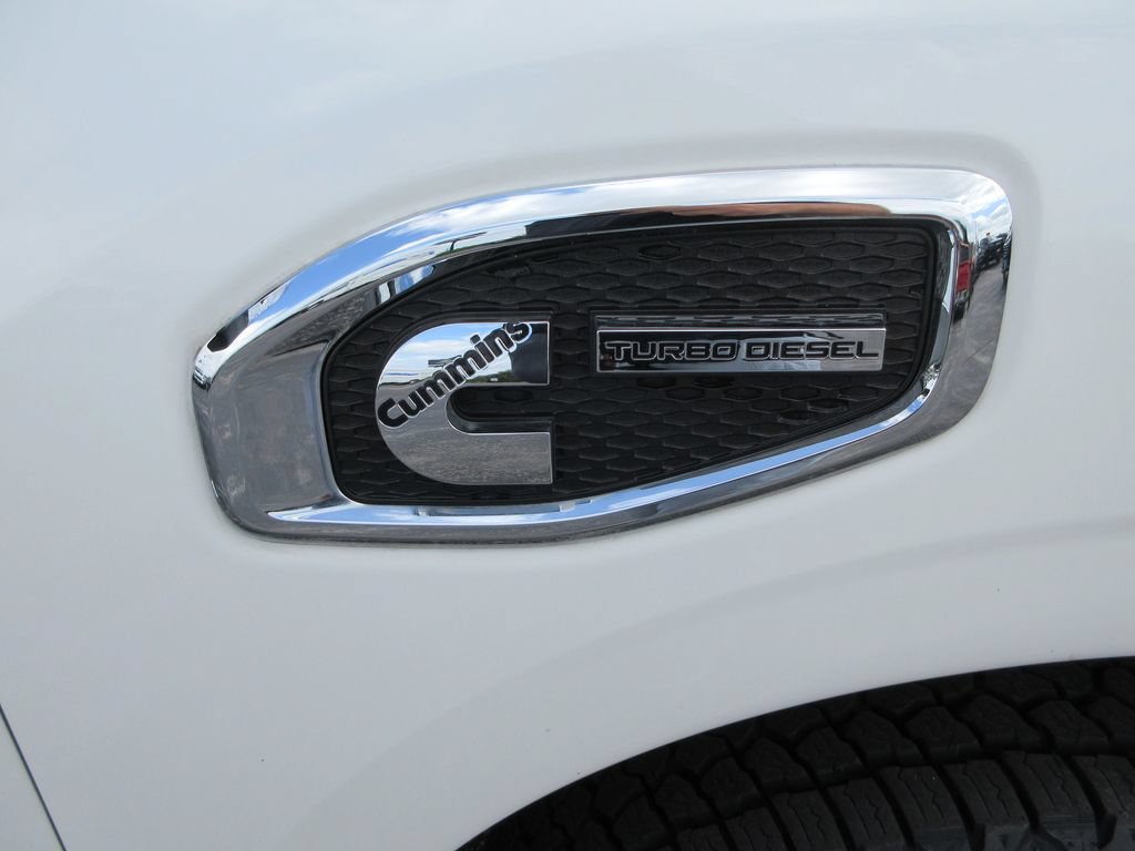 Used 2017 Nissan Titan SL w/ Chrome Package AWD/4WD image 10