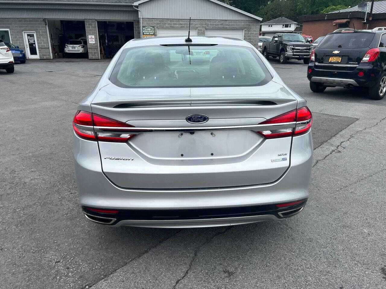 Used 2017 Ford Fusion SE w/ Equipment Group 201A image 4