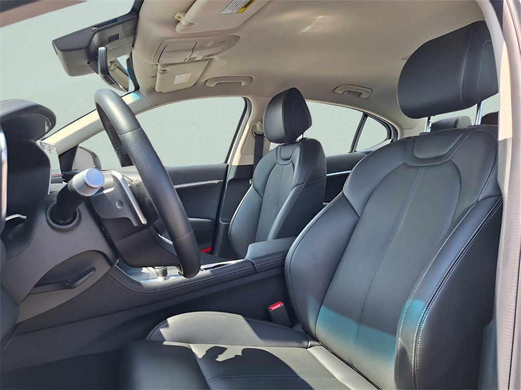 Used 2025 Genesis G70 2.5T image 22