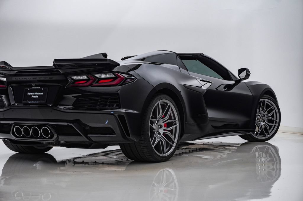 Used 2023 Chevrolet Corvette Z06 RWD image 12