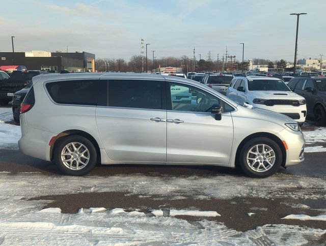 Used 2024 Chrysler Pacifica Touring-L FWD image 2