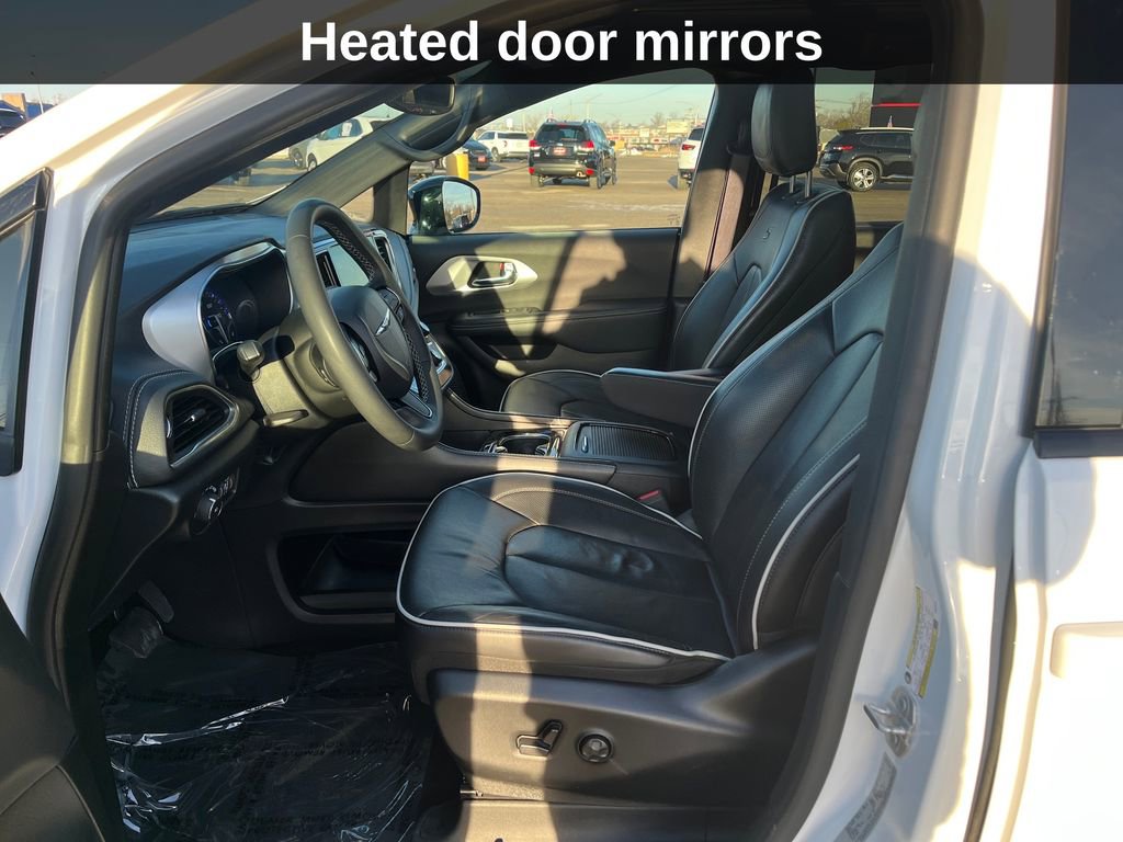 Used 2025 Chrysler Pacifica Limited image 19