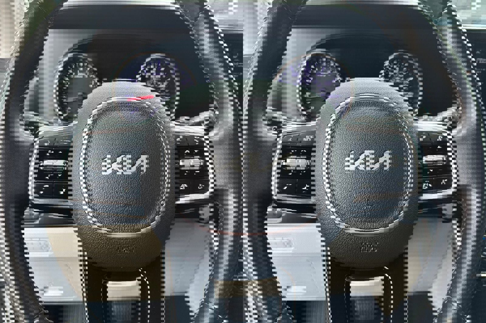 Certified 2023 Kia Carnival LX image 25