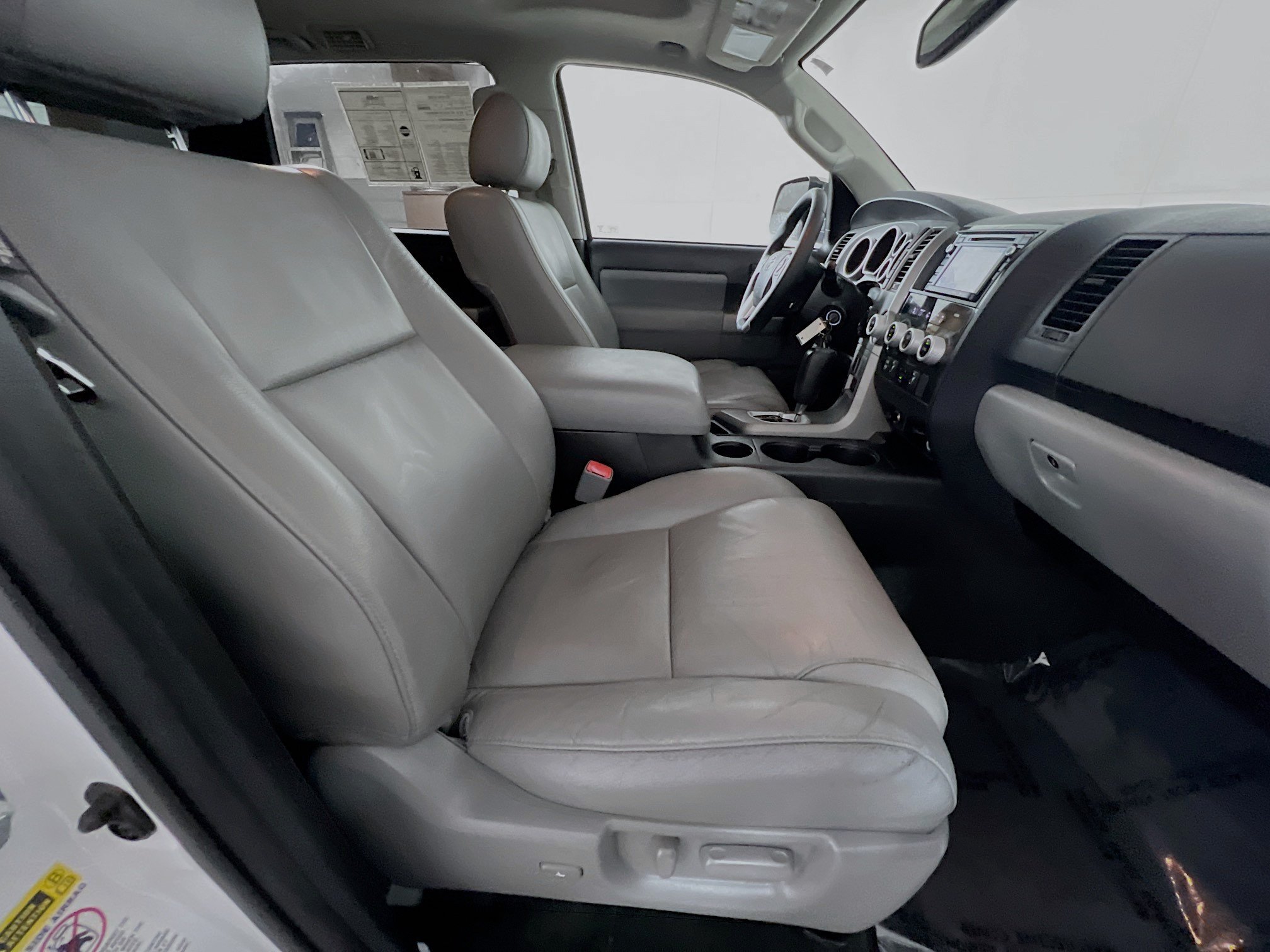 Used 2017 Toyota Sequoia SR5 w/ Premium Package RWD image 30