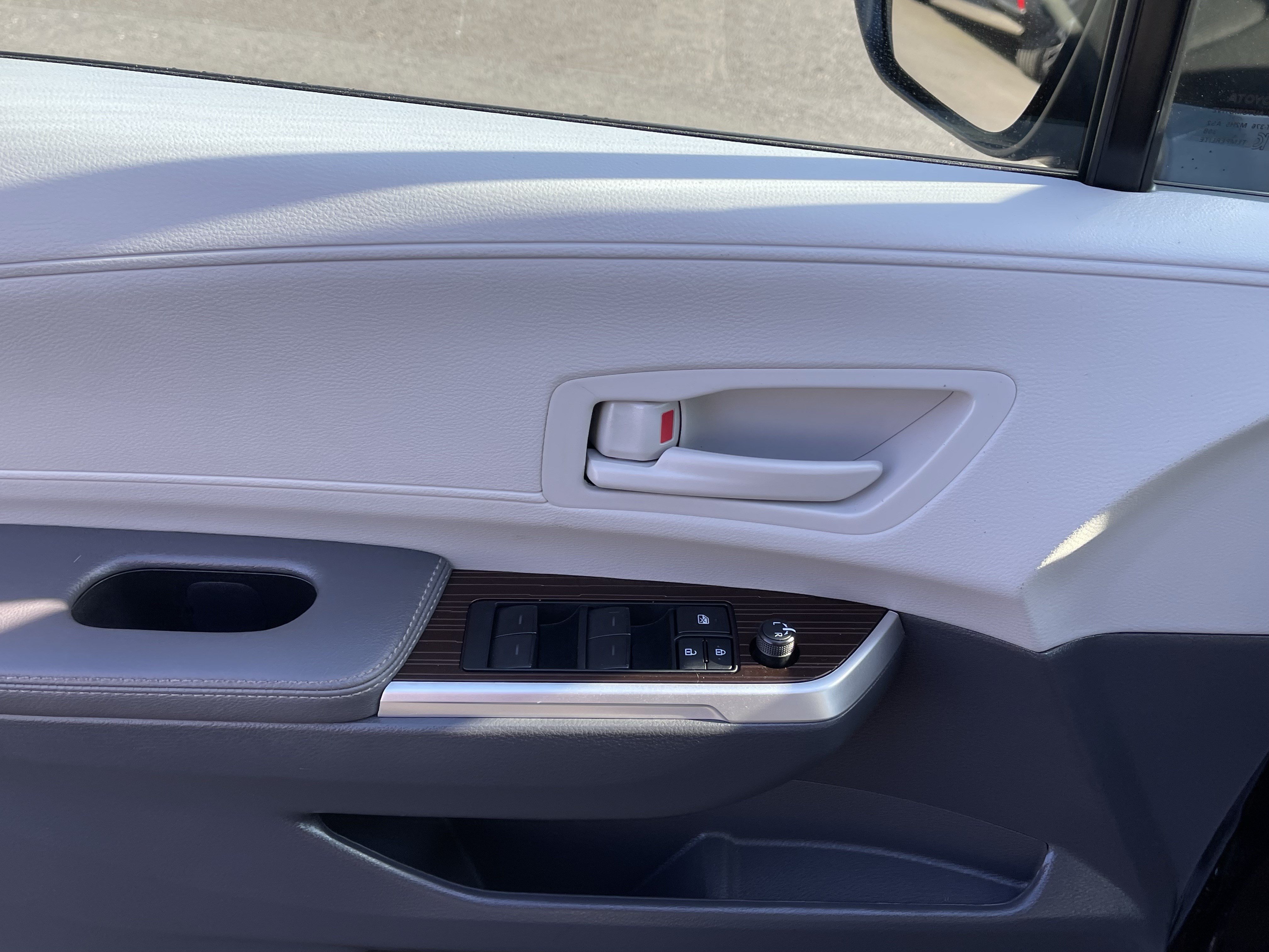 Certified 2024 Toyota Sienna LE AWD/4WD image 17