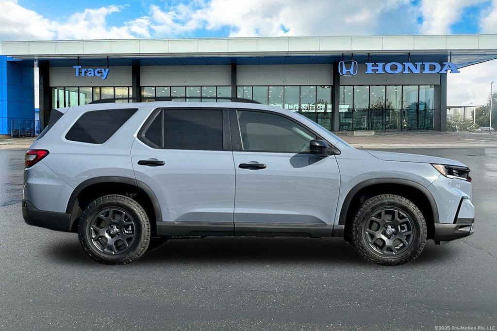 Used 2025 Honda Pilot TrailSport image 3