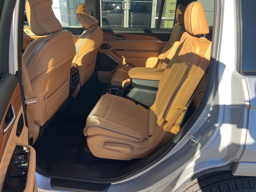 Used 2024 Jeep Grand Cherokee L Summit AWD/4WD image 17