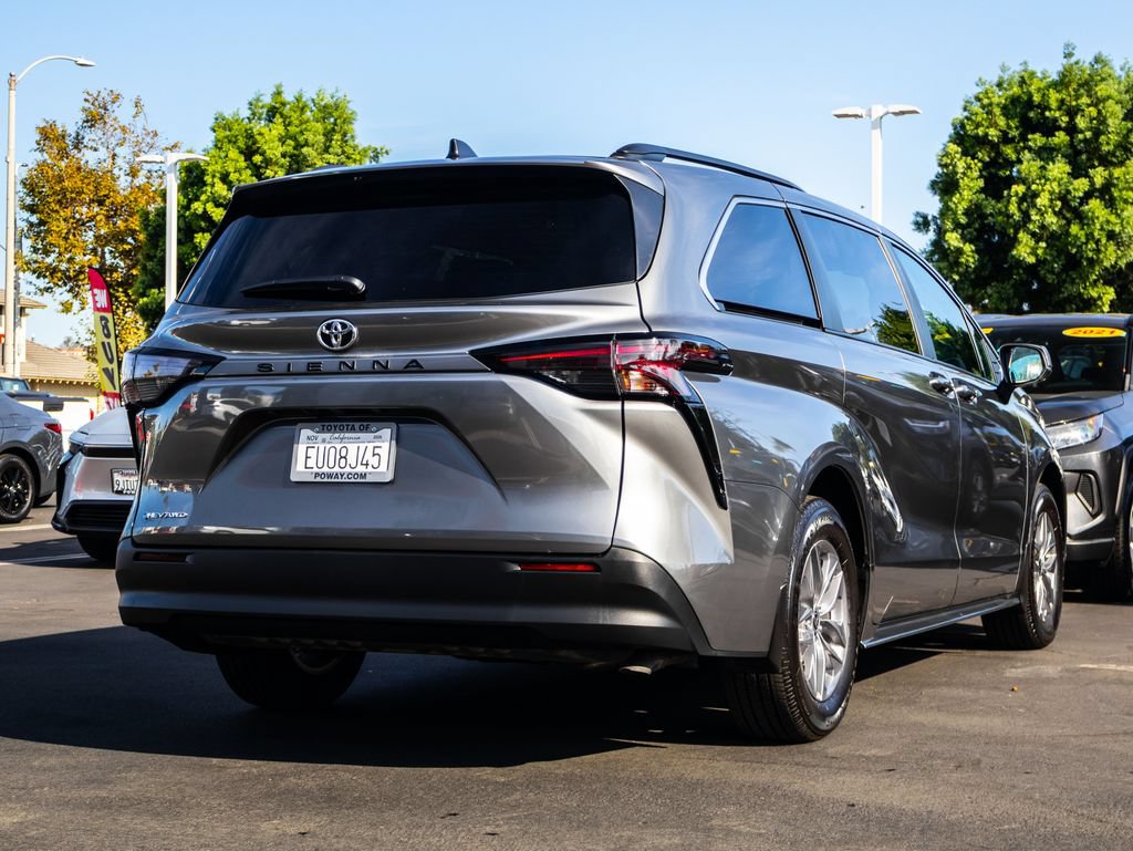 Used 2026 Toyota Sienna LE AWD/4WD image 9