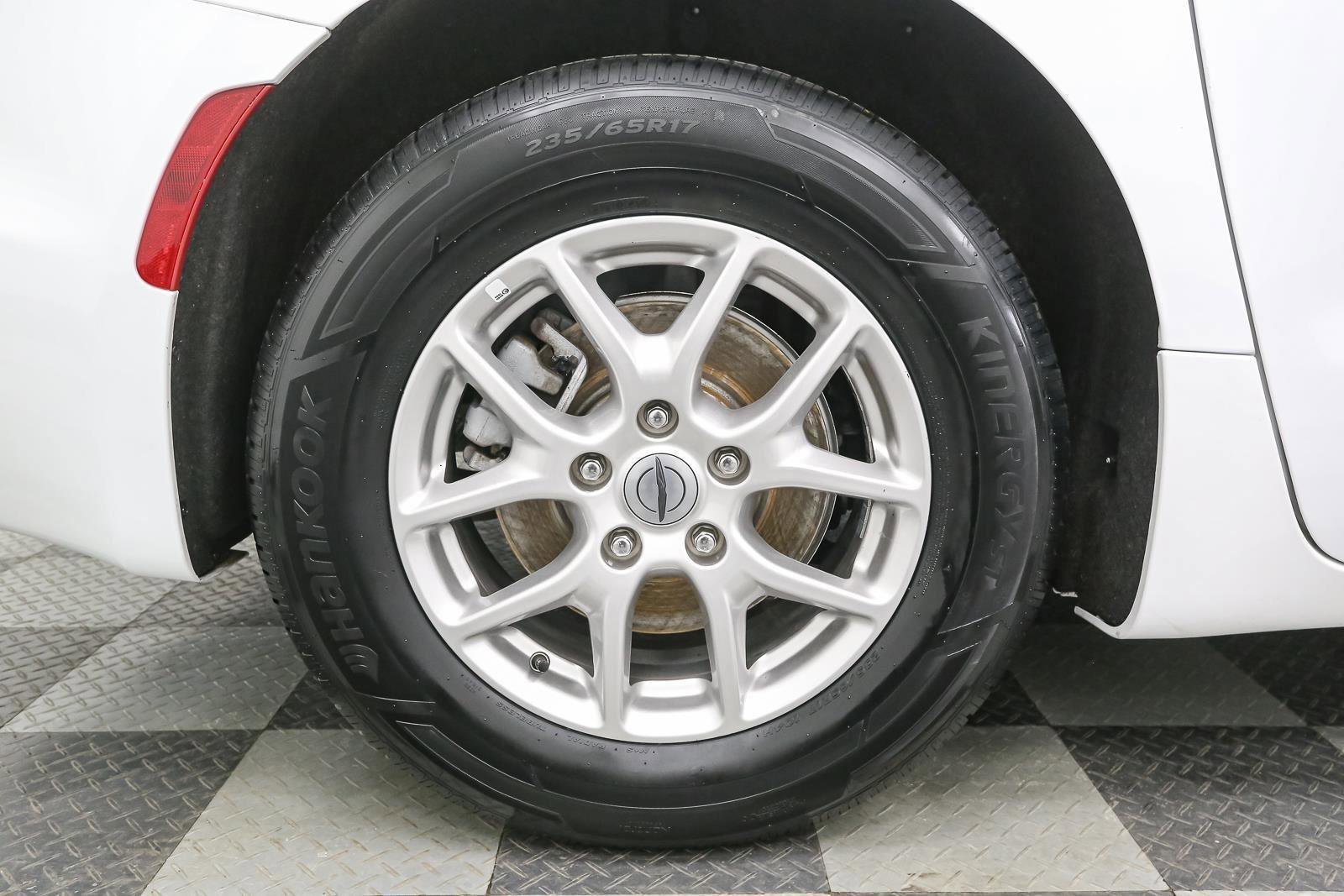 Used 2025 Chrysler Pacifica Select image 18