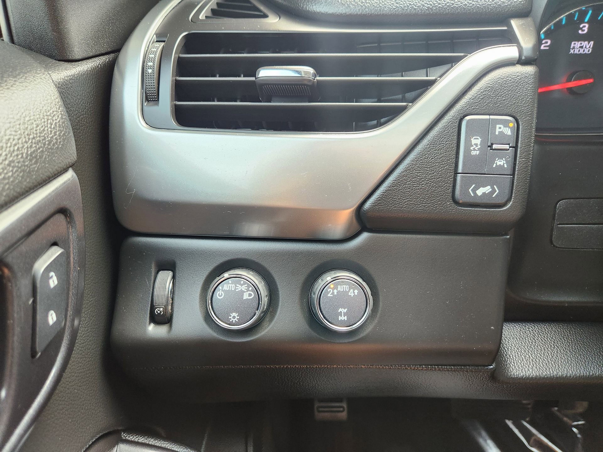 Used 2018 Chevrolet Suburban LT AWD/4WD image 22