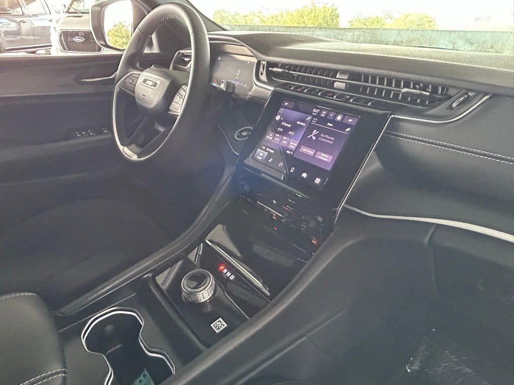 Used 2025 Jeep Grand Cherokee Laredo image 36