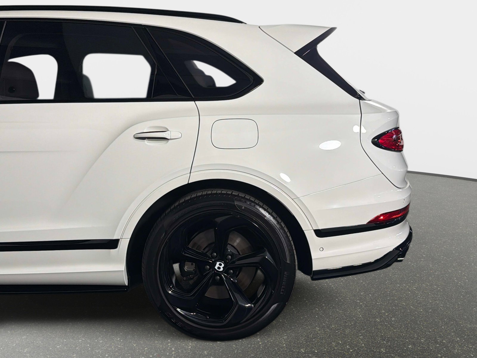 Used 2024 Bentley Bentayga Plug-In Hybrid image 15