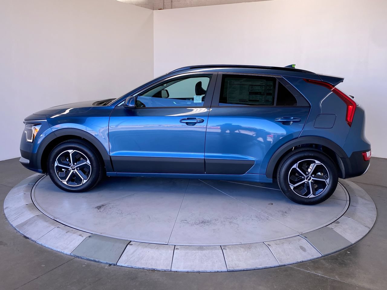 New 2026 Kia Niro EX FWD image 2
