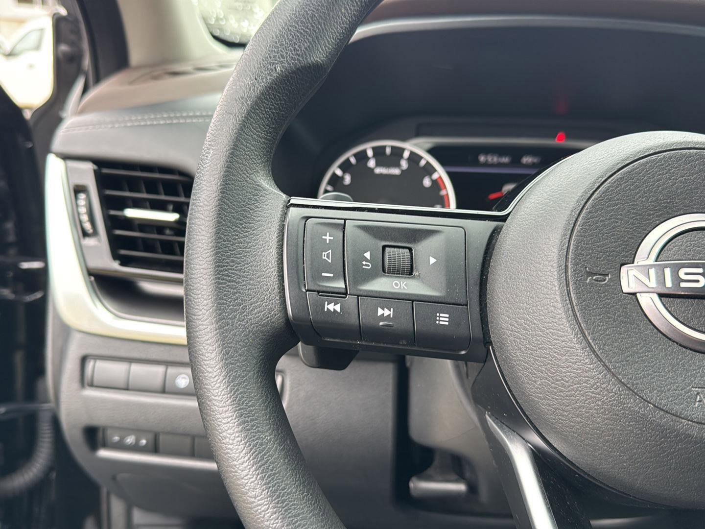 Used 2022 Nissan Rogue SV image 18