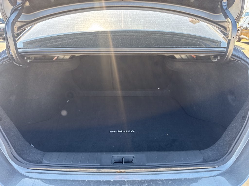 Used 2025 Nissan Sentra SR FWD image 13