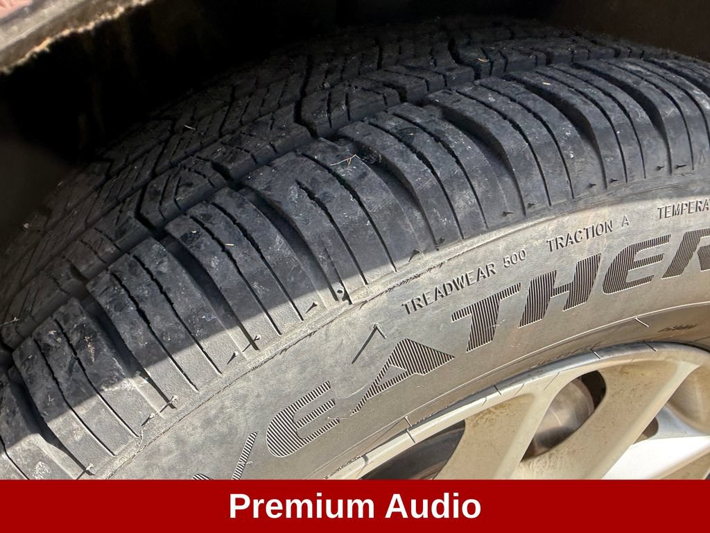 Used 2023 Chrysler Pacifica Touring-L FWD image 12