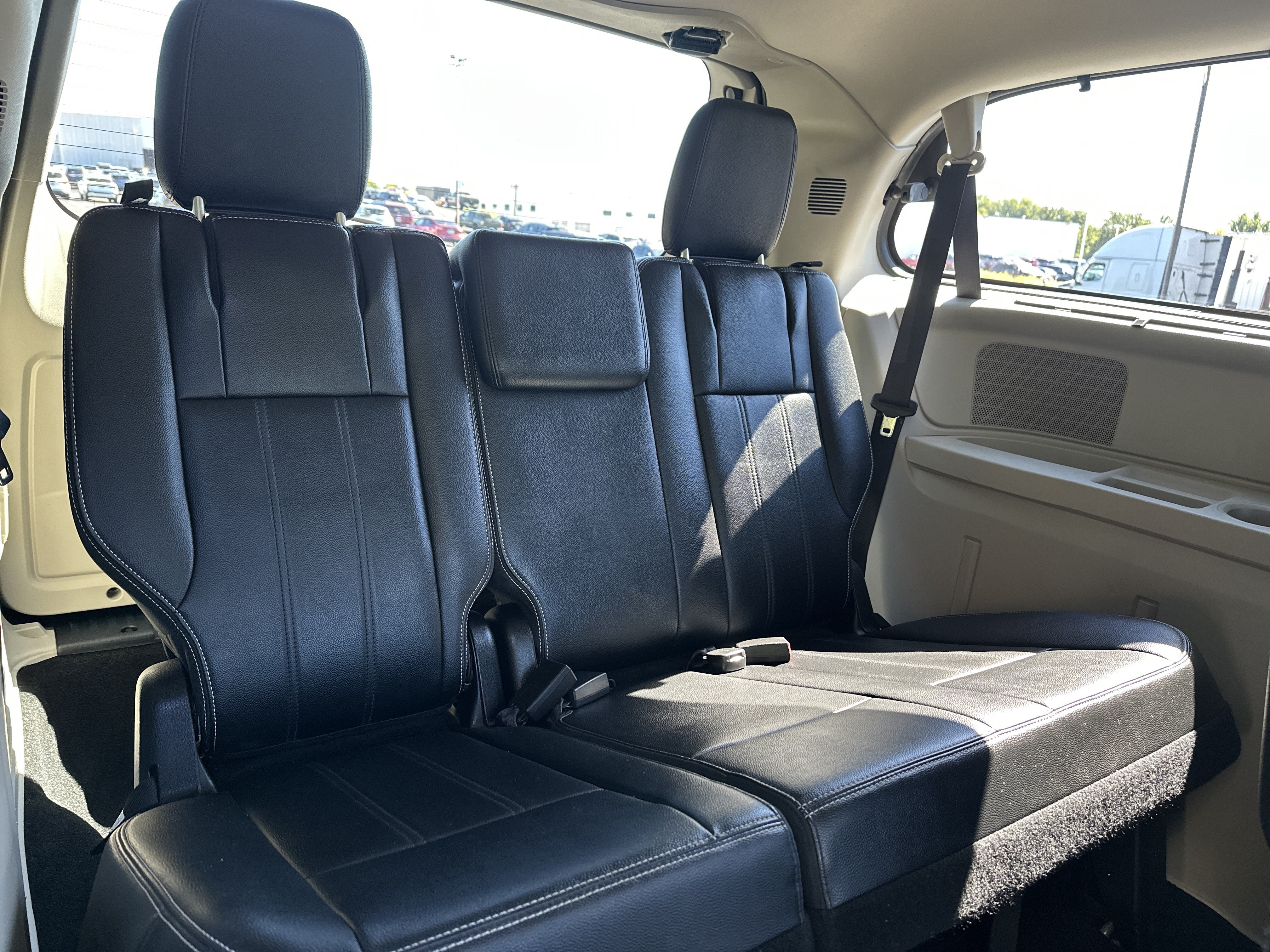 Used 2015 Chrysler Town & Country Touring w/ Driver Convenience Group FWD image 30