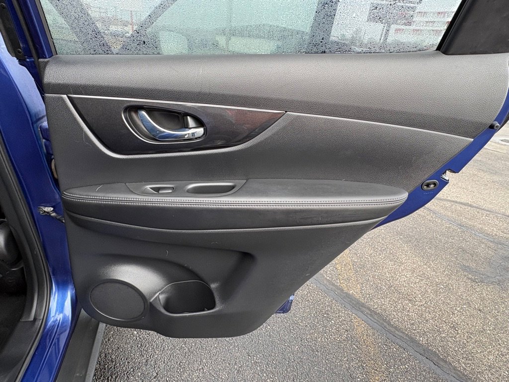 Used 2018 Nissan Rogue SV w/ Sun & Sound Touring Package image 13