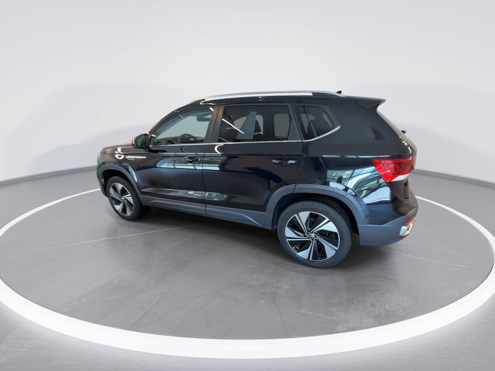 Used 2024 Volkswagen Taos SE w/ Panoramic Sunroof Package AWD/4WD image 6