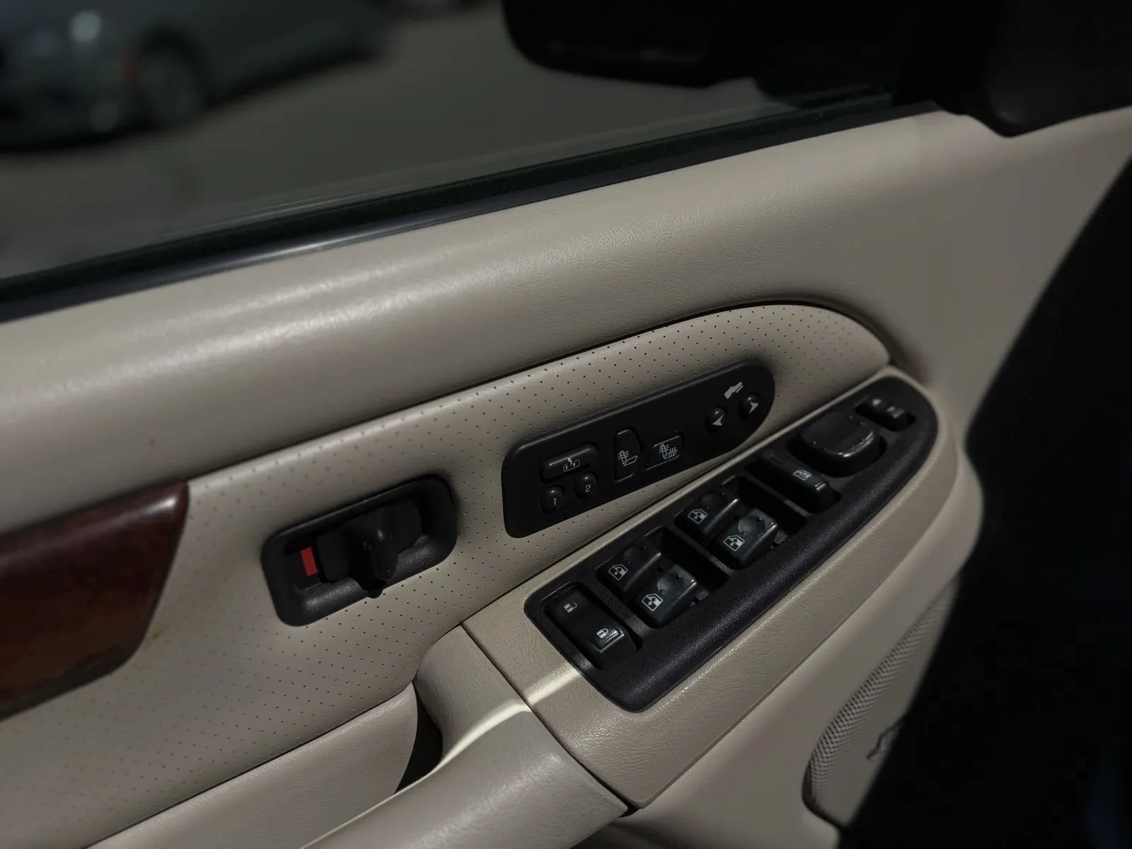 Used 2005 Cadillac Escalade AWD image 25