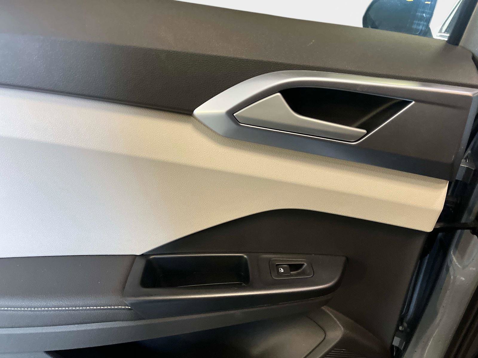 Used 2025 Volkswagen Taos SE image 12