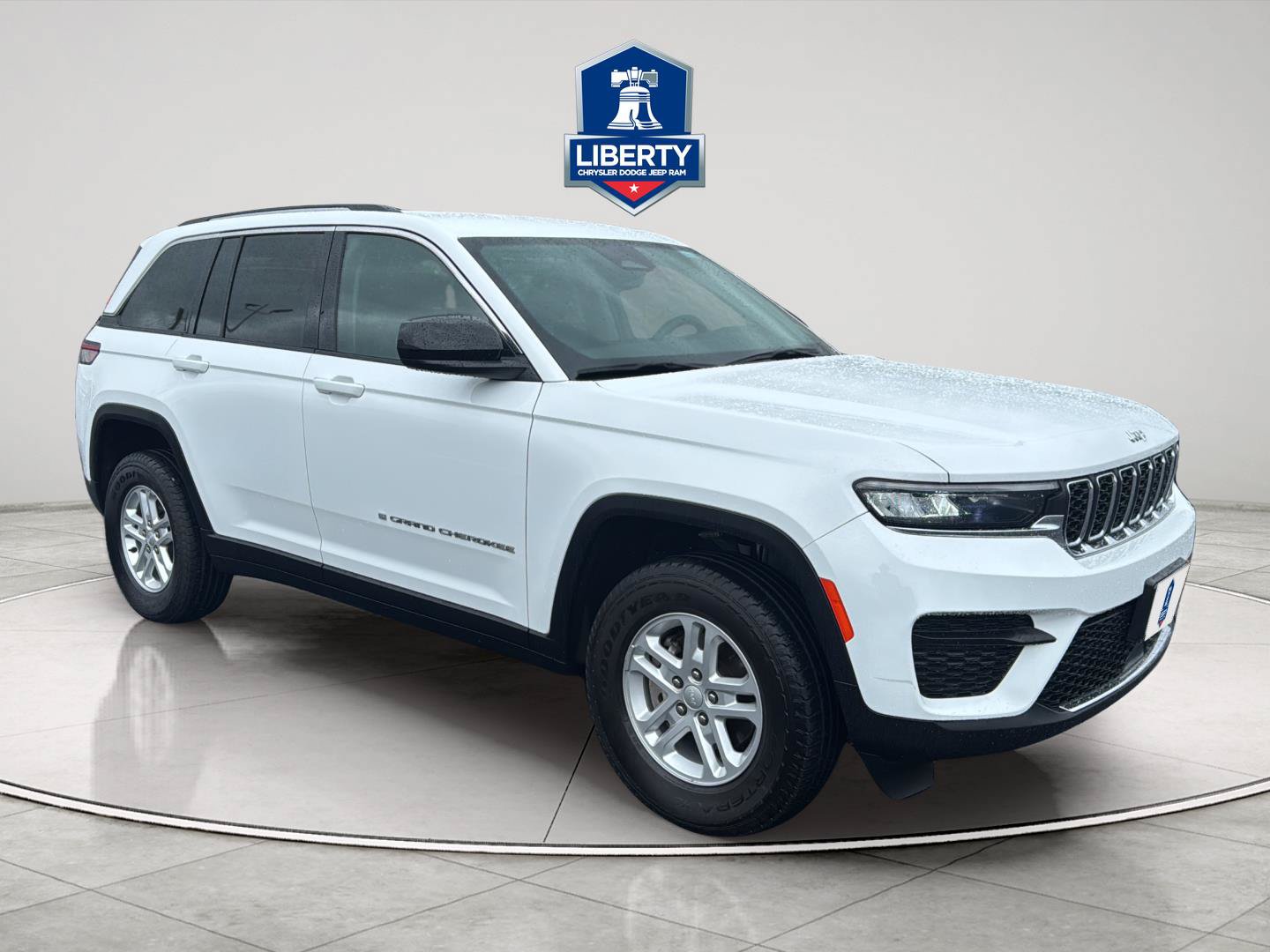 Used 2023 Jeep Grand Cherokee Laredo AWD/4WD image 15
