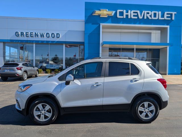 Used 2022 Chevrolet Trax LT w/ LT Convenience Package image 2