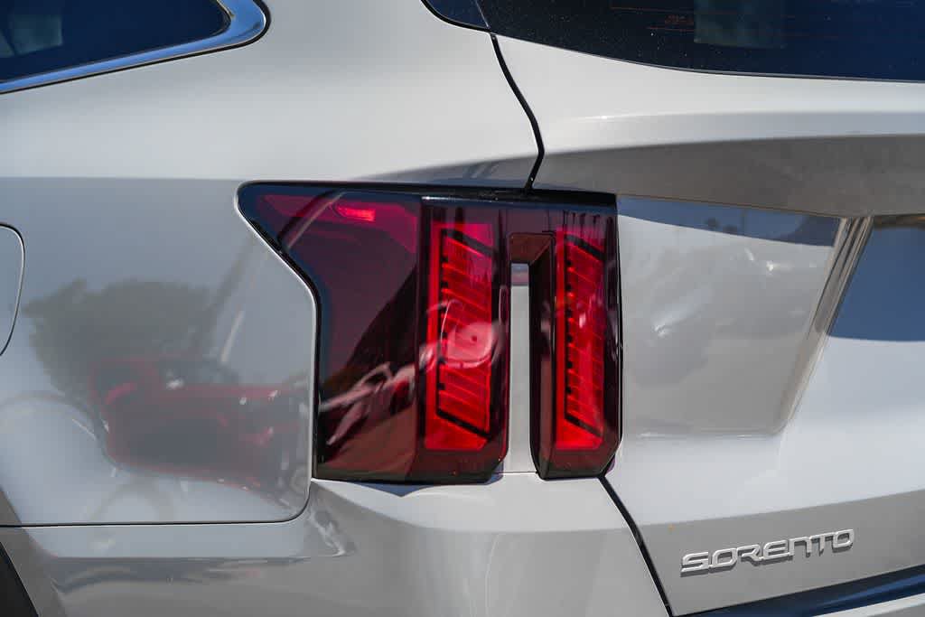 Used 2025 Kia Sorento EX w/ Panoramic Sunroof Package FWD image 9