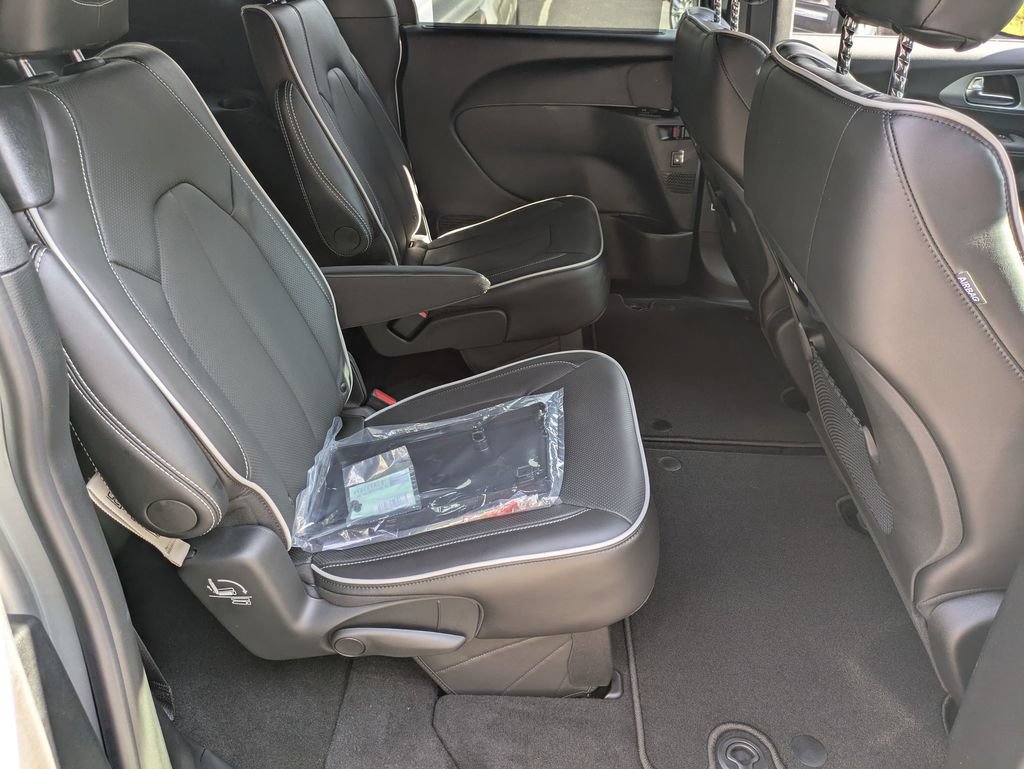 New 2026 Chrysler Pacifica Limited FWD image 38